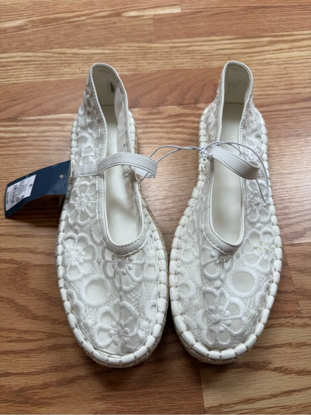 NWT Universal Thread White Embroidered Mary Jane Flats Size 8.5